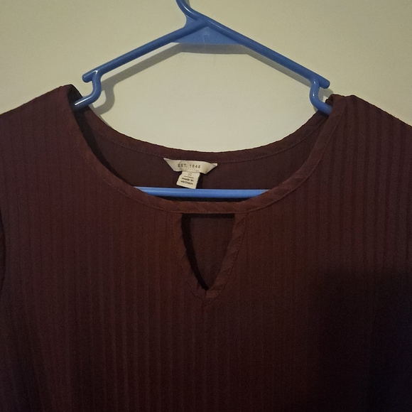 Elegant Burgundy Ribbed Blouse with Knot Detail - Picture 2 of 4